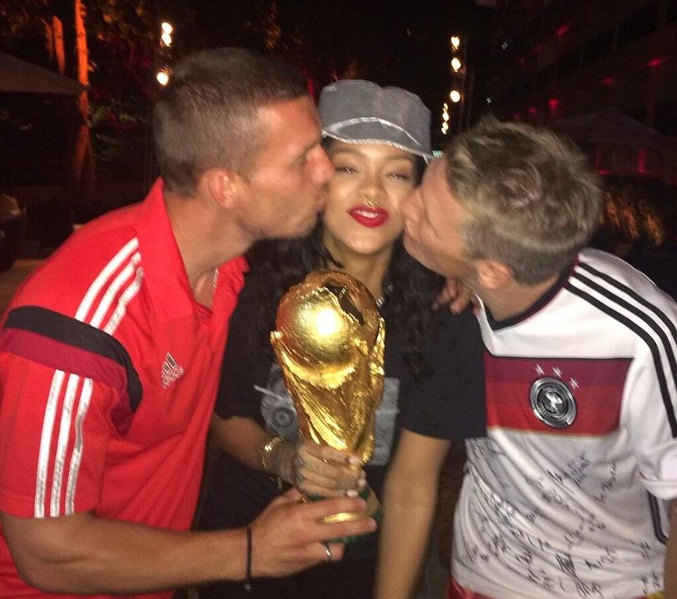 Speváčka Rihanna dostáva bozk od futbalistov...