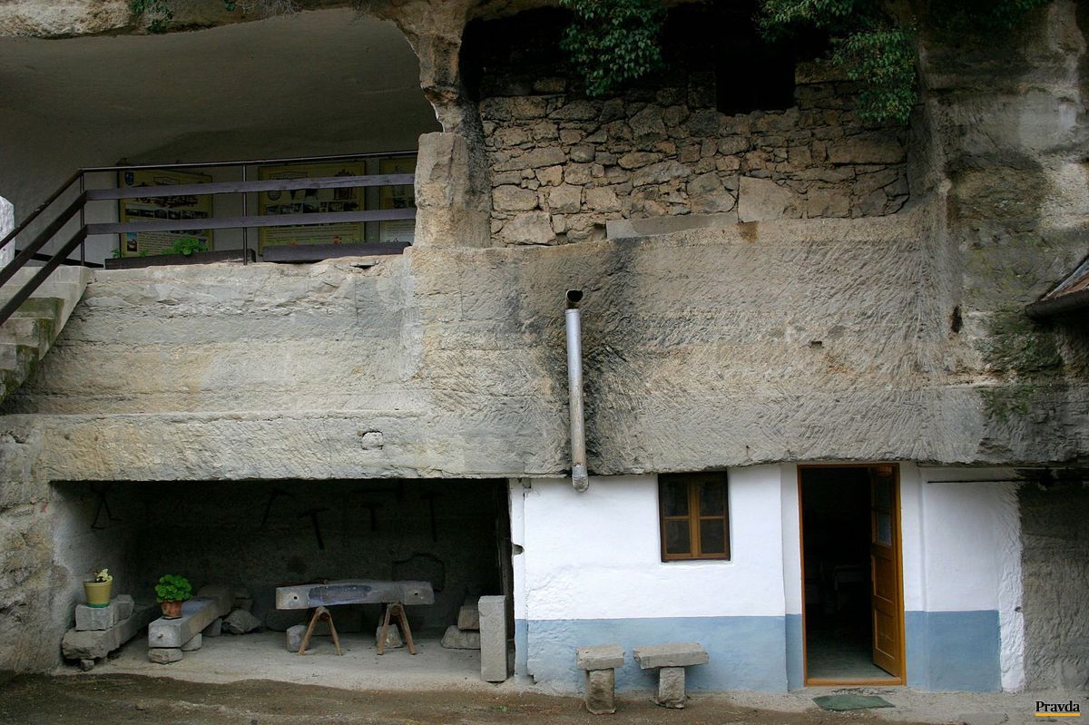 skalné obydlia, Brhlovce