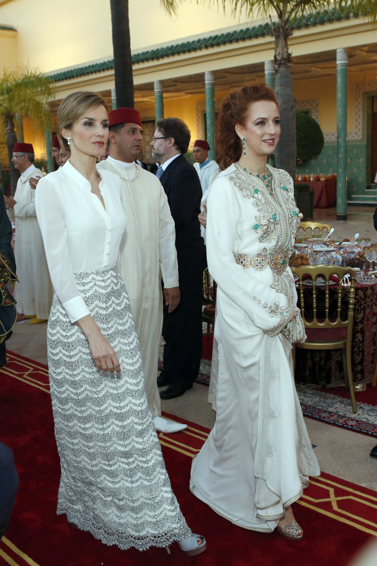 Španielska kráľovná Letizia (vľavo) v kreácii...