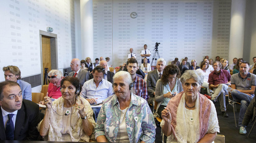 Ženy z bosnianskej Srebrenice čakajú na...