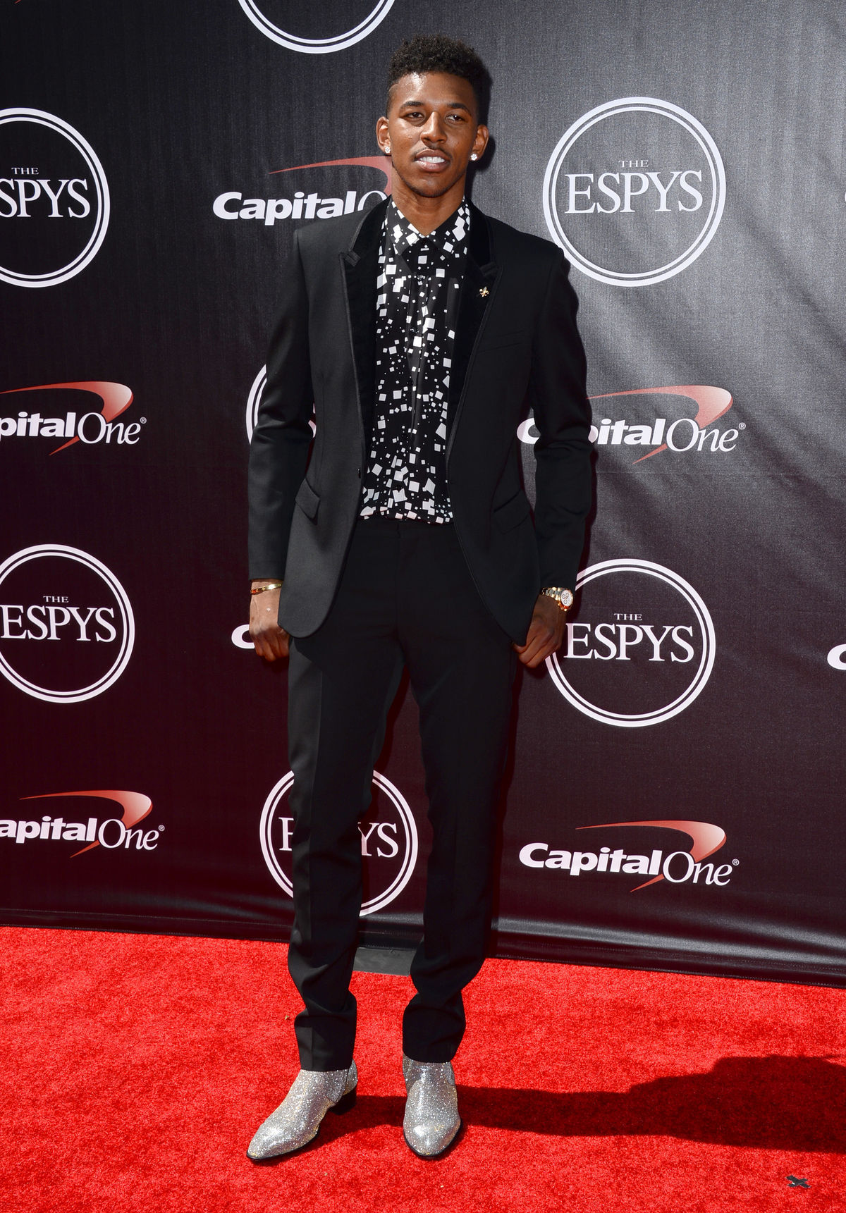 Basketbalista Nick Young v kreácii Saint Laurent.