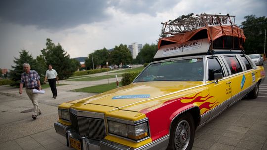 Limuzíny, veterány ale aj bežné autá, ktoré...