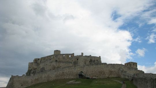 3. Zrúcaniny Spišského hradu sú dominantou...