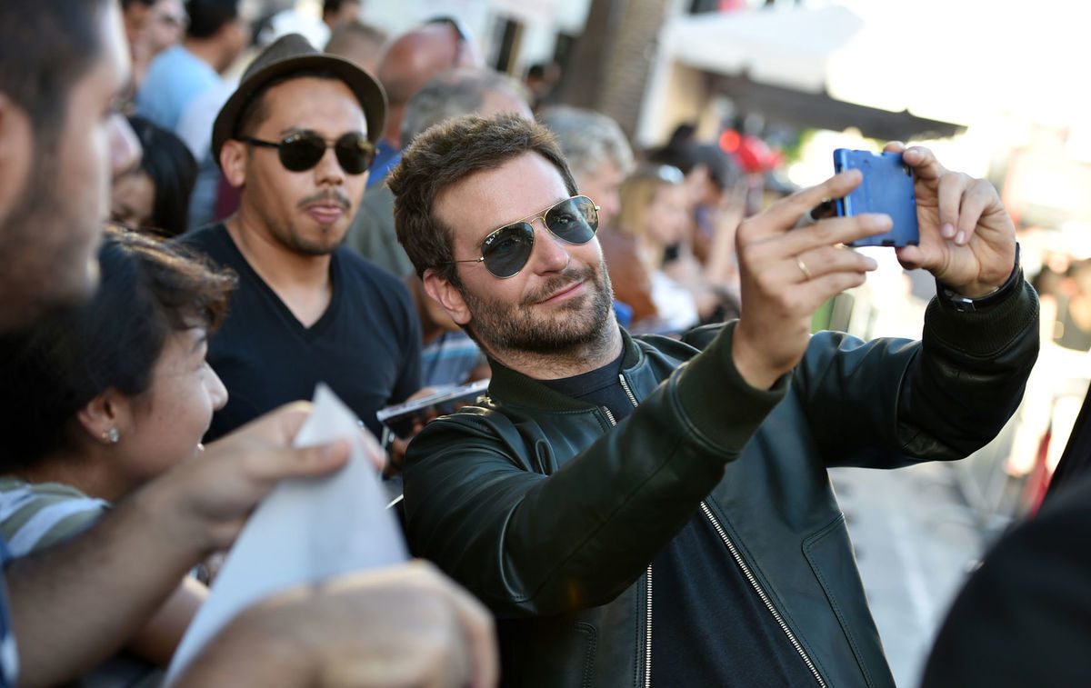 Herec Bradley Cooper ochotne rozdával podpisy a...