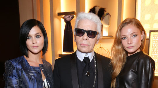 Dizajnér Karl Lagerfeld pózuje s dídžejkou a...