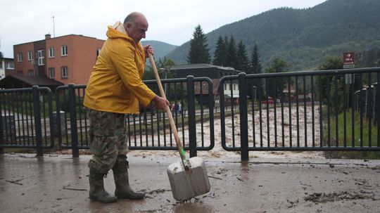 Upratovanie po búrke v Terchovej.