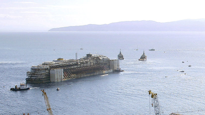 Vrak lode Costa Concordia presúvajú do Janova,...