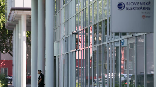 Polícia pred slovenskými elektrárňami