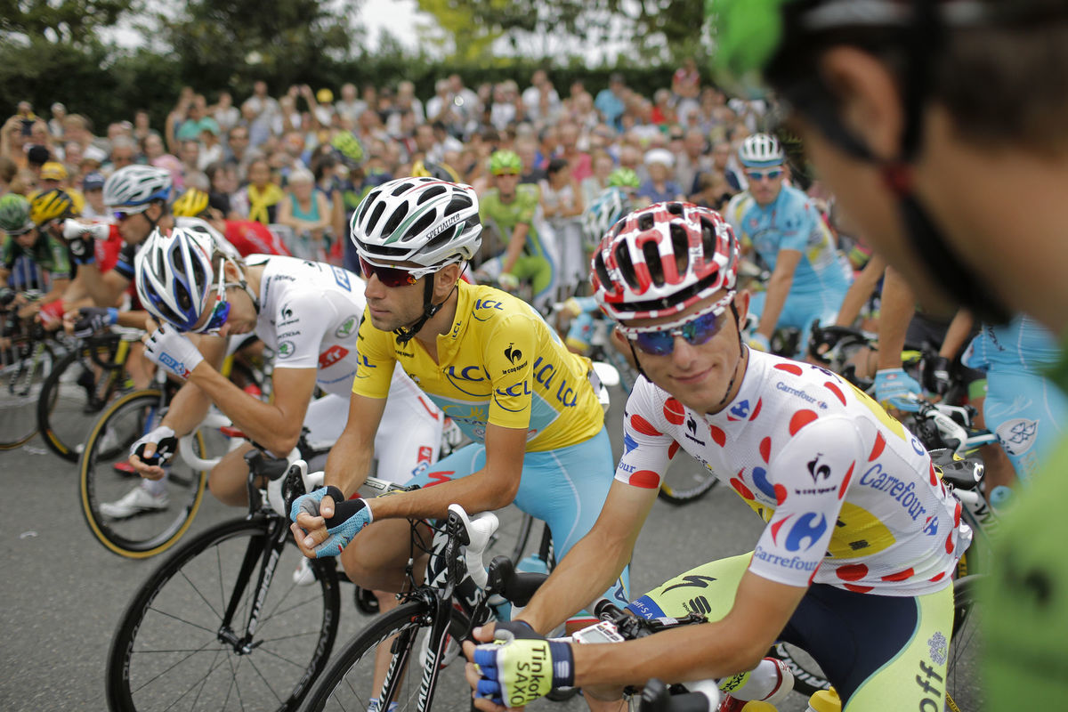 Poliak Rafal Majka v bodkovanom drese v družnej...
