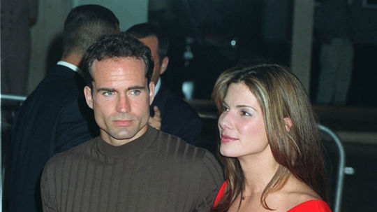 Rok 1997: Herečka Sandra Bullock a jej kolega...
