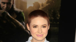 Herečka Karen Gillan s už vyrastenými krátkymi...