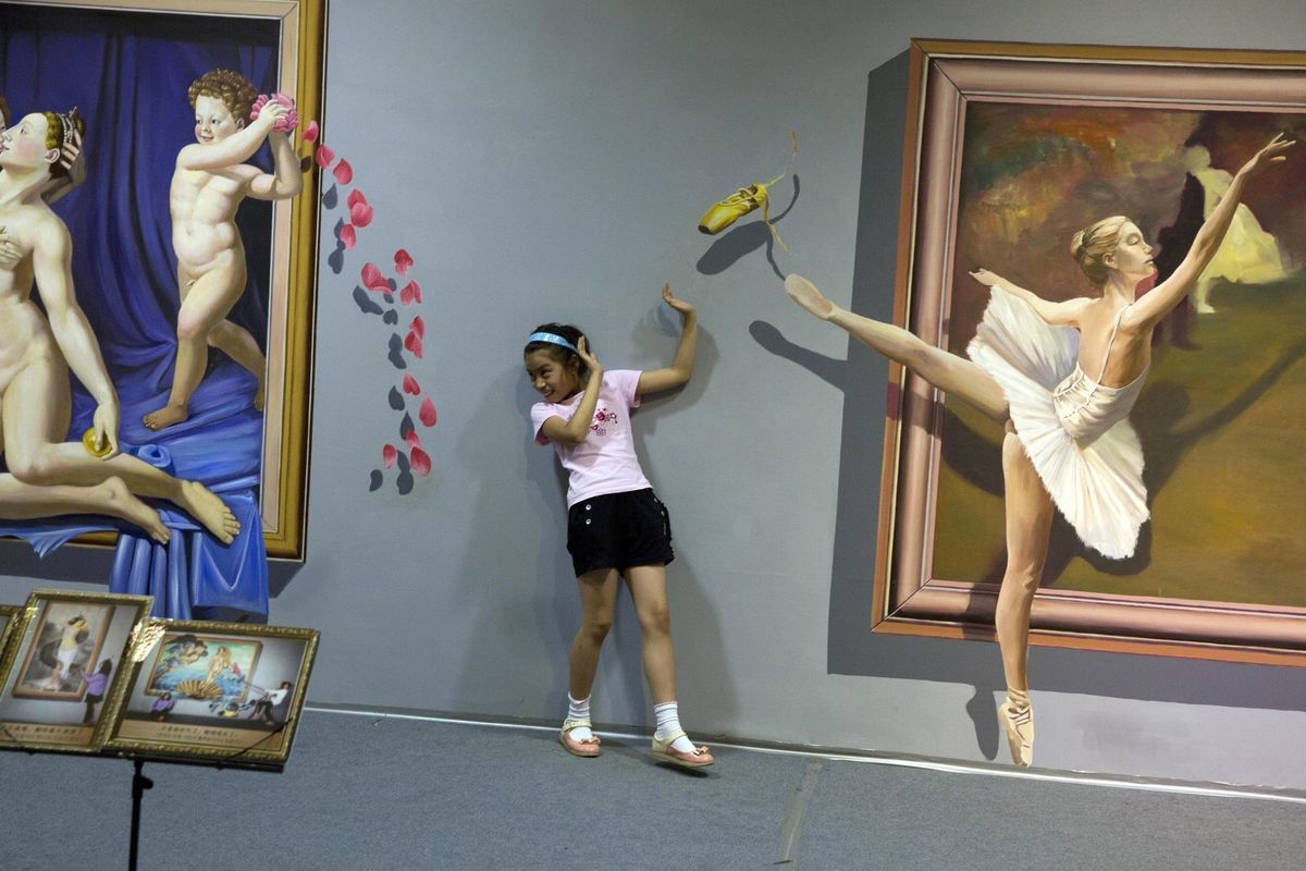 Návštevníci výstavy 3D umeleckých artefaktov, ktorá sa koná v Pekingu., 