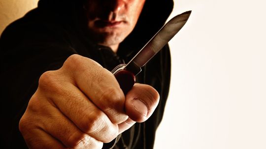 Agresor v Snine bezdôvodne napádal ľudí s nožom v ruke 