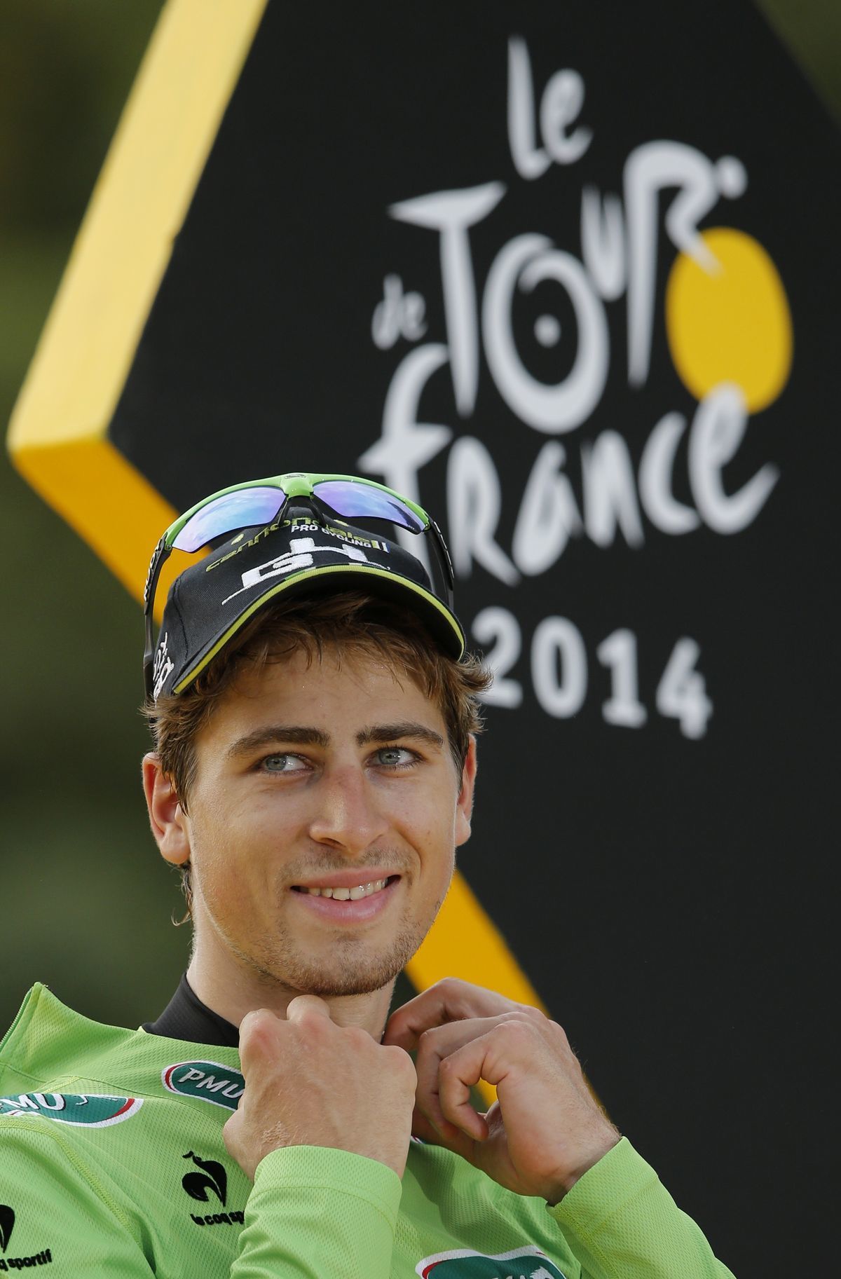 Vysmiaty Peter Sagan na pódiu v Paríži.