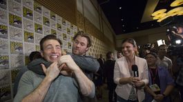 Herec Chris Hemsworth, ktorý stvárňuje marvelovského hrdinu Thora, chytil pod krk svojho kolegu Chrisa Evansa alias Kapitána Ameriku.