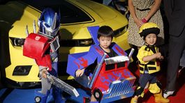 Japonské deti oblečené do kostýmov "transformerov". 