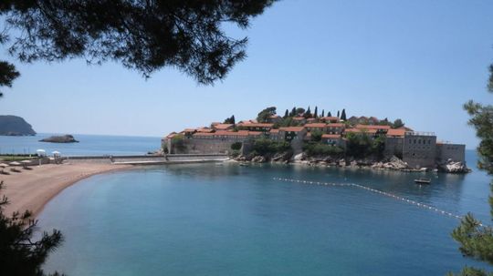 V apartmánoch malebného ostrova Svätý Štefan...