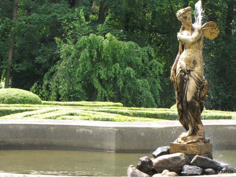 Fontána v parku pred kaštieľom. Park je po...