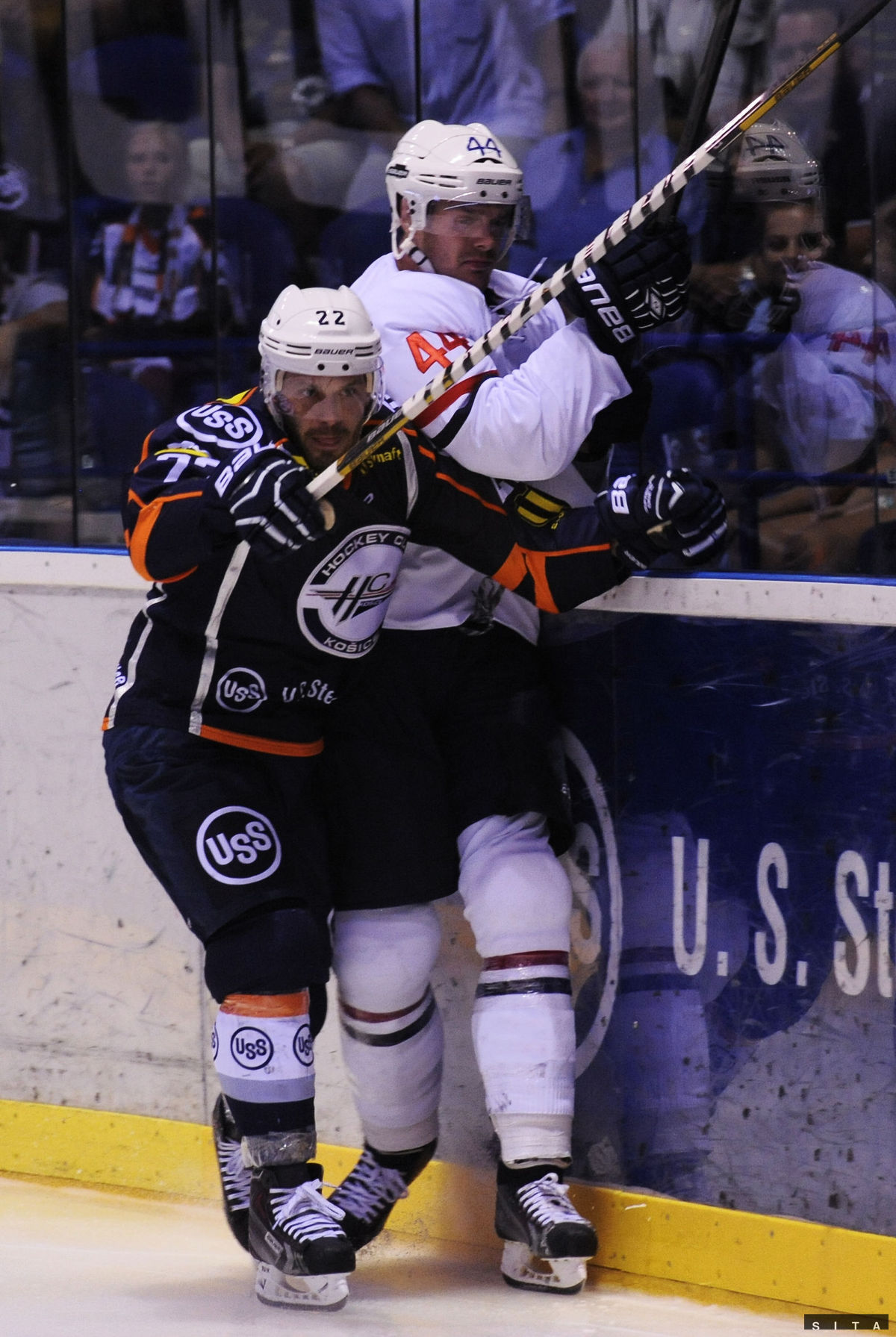 Útočník Košíc Dušan Pašek v súboji s obrancom...