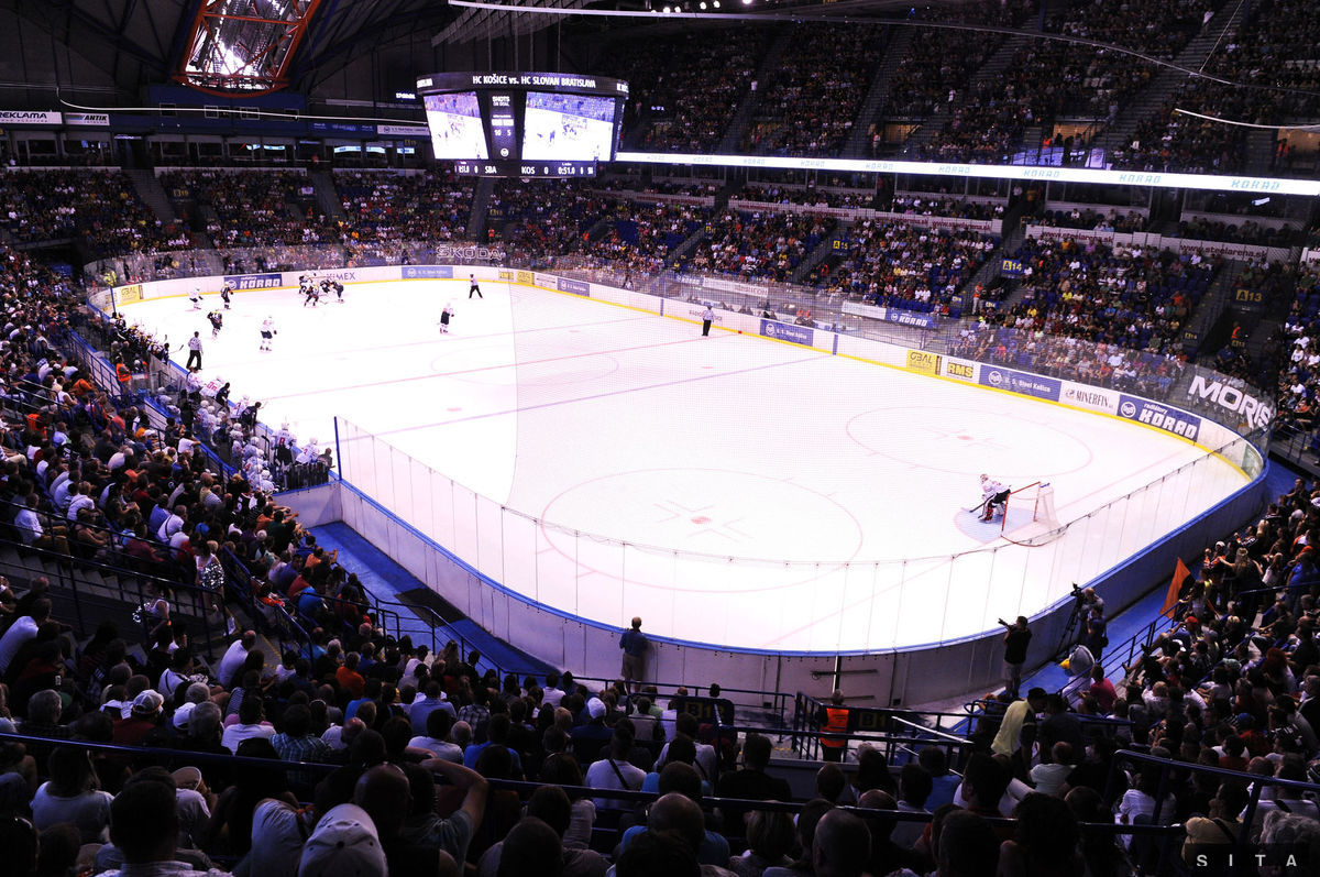 Pohľad na zaplnené tribúny Steel arény.
