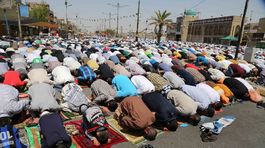 Príslušníci šiitskej vetvy islamu počas rannej...