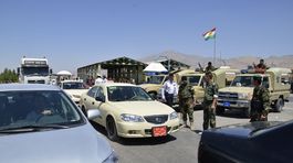 Kurdskí pešmergovia na kontrolnom stanovišti...