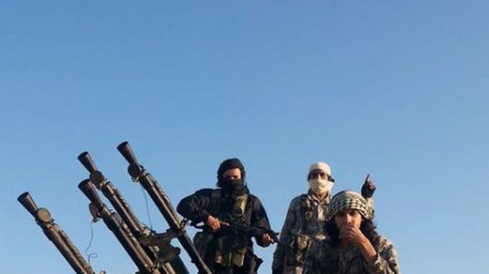 Bojovníci Islamského štátu v meste Raqqa, ktoré...