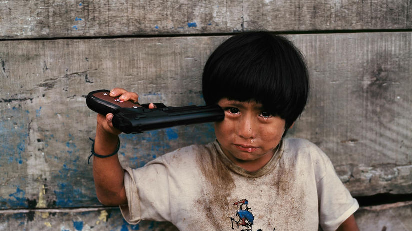 Steve McCurry: Chlapec s detskou pištoľou, Peru