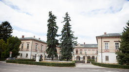 Kaštieľ vo Voderadoch kraj predal spoločnosti,...