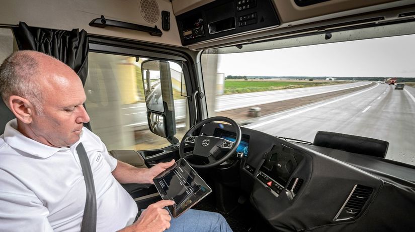 Autopilot znamená aj to, že vodič môže počas...