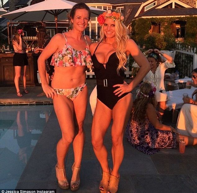 Speváčka a herečka Jessica Simpson (vpravo)...