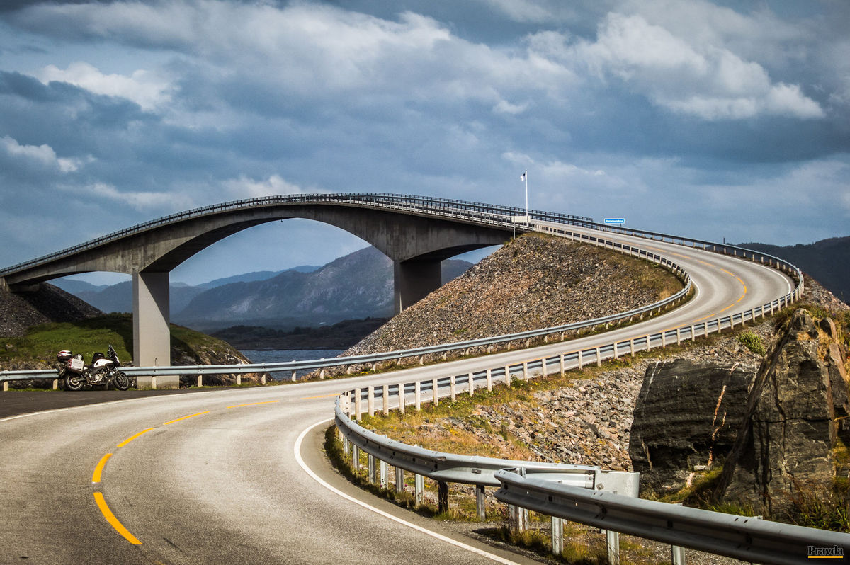 Atlantic road (Atlantická cesta) v Nórsku.