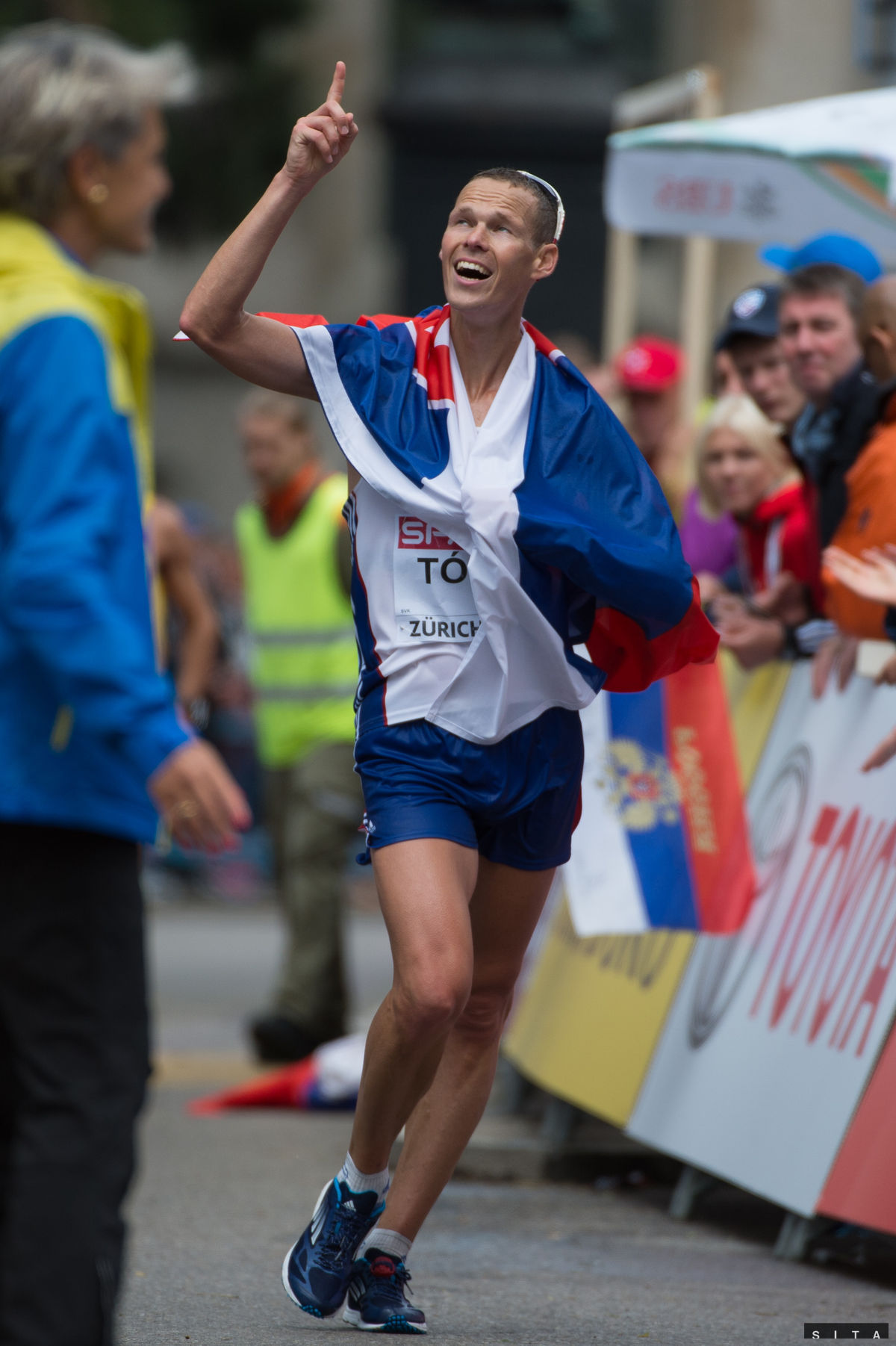 Matej Tóth v cieli pretekov na ME v atletike.