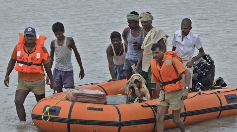 Nepál, India, záplavy, loď, záchranári
