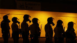 Policajné zložky pripravené na zásah.