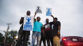 Transparent s nápisom "nestrieľajte". 