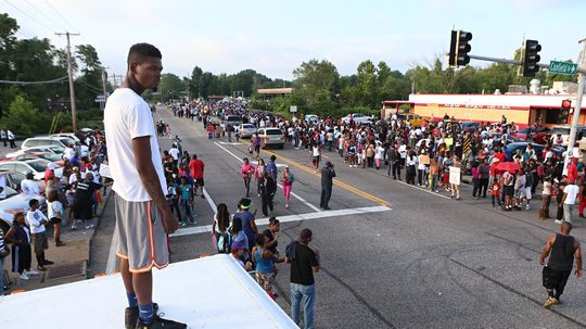 Nepokoje v americkom Fergusone trvajú už týždeň.