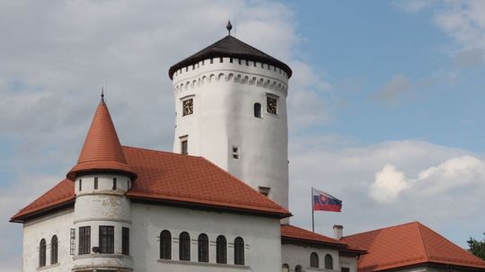 Najstaršou časťou Budatínskeho hradu je mohutná...