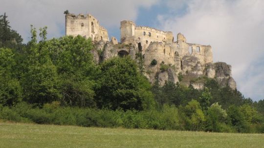 Lietavský hrad patrí k najrozsiahlejším...