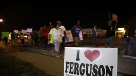 Protestujúci vo Fergusone postrelili dvoch policajtov