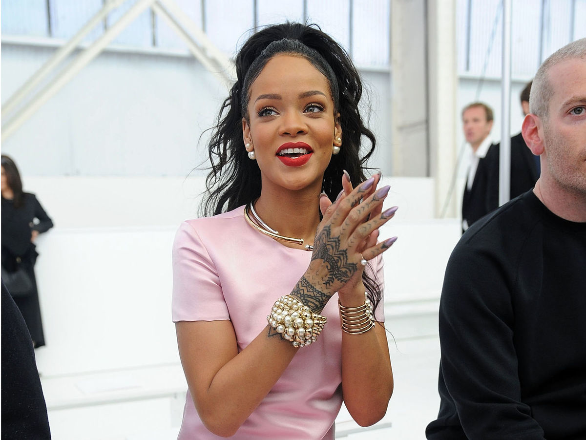 Speváčka Rihanna so špicatými nechtami, ktoré...