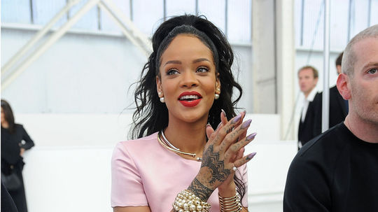 Speváčka Rihanna so špicatými nechtami, ktoré...