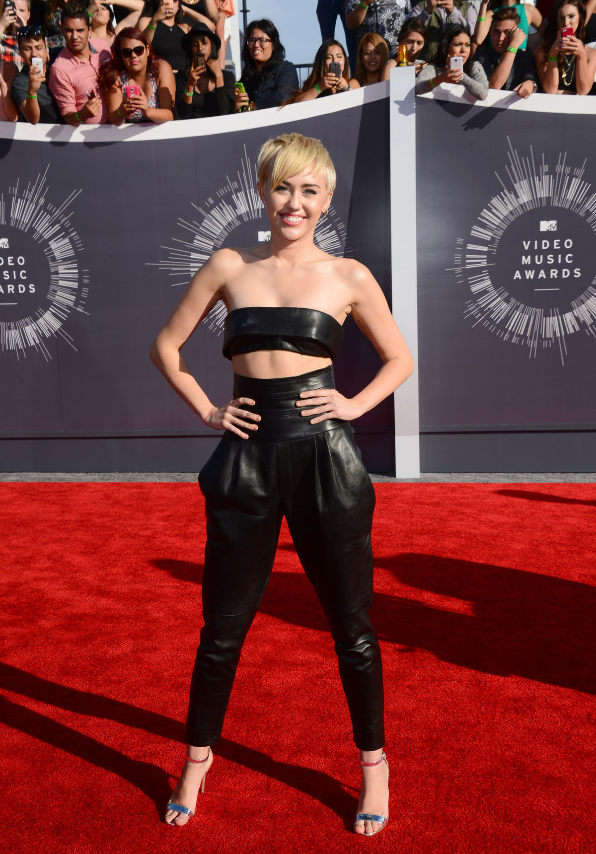 Speváčka Miley Cyrus pózuje fotografom.