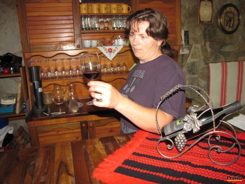 Skupiny turistov chodia do vinických pivníc...
