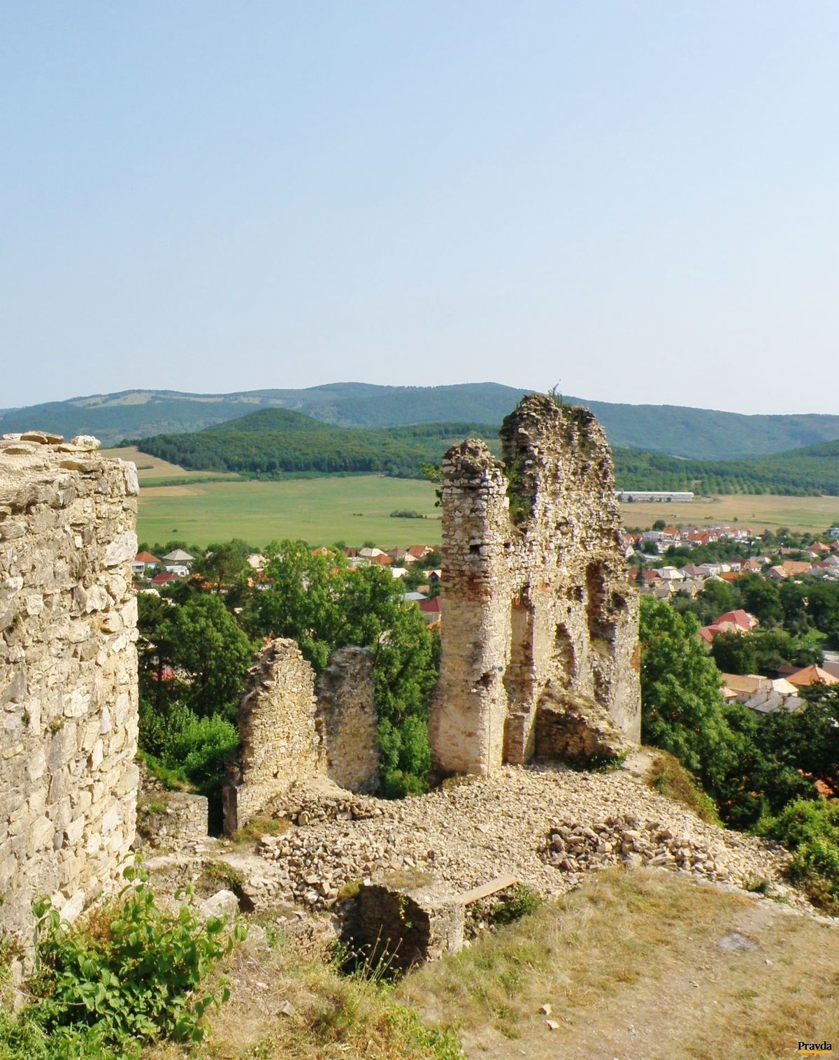 Z Divínskeho hradu sa ponúkajú krásne výhľady...