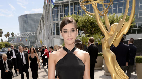 Herečka Lizzy Caplan prišla v róbe Donna Karan...