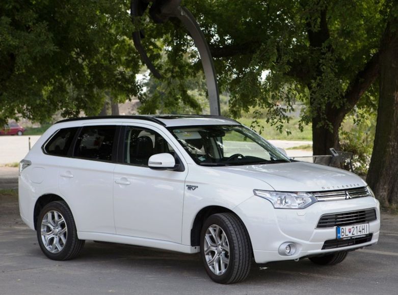 Na prvý pohľad sa Outlander PHEV od bežných...