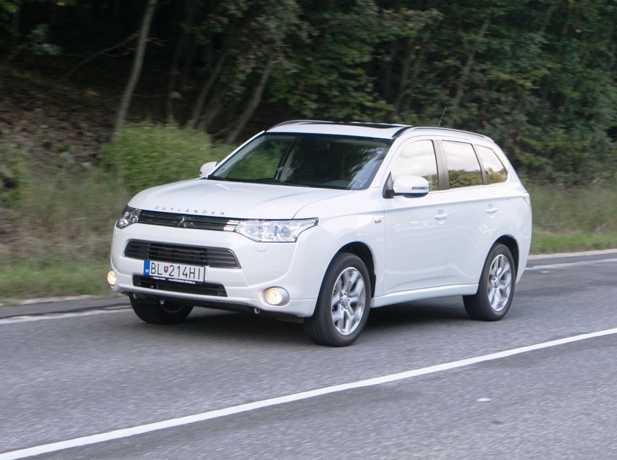 Outlander PHEV prekvapí svojou agilitou....