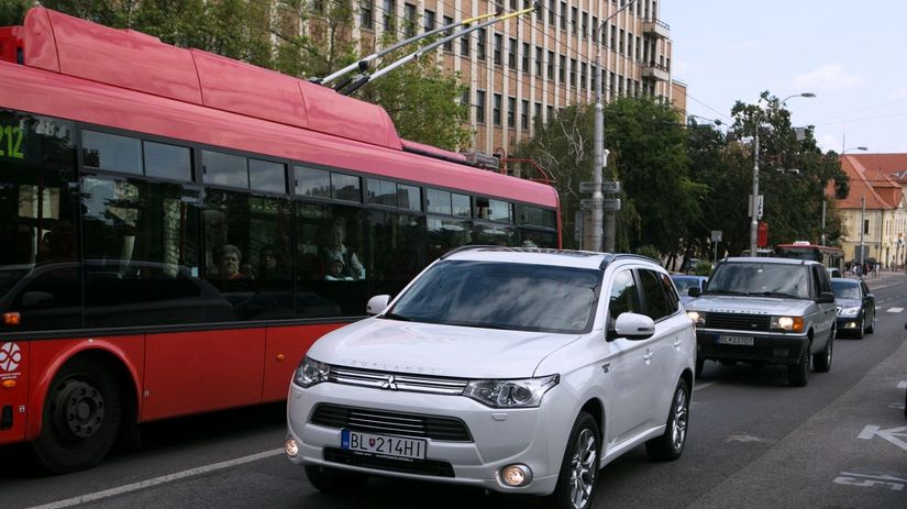 V meste sa cíti Outlander PHEV ako ryba vo...