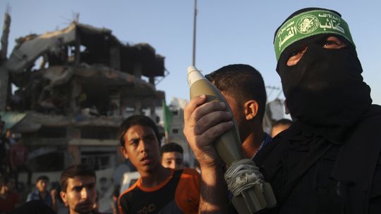 Člen Hamasu zomrel na následky zranení, ktoré si spôsobil vlastnou zbraňou